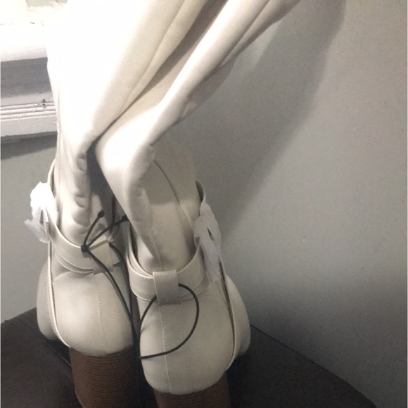 Liz Claiborne off whit high boots the knee gold hardware. NWT size 11M - Picture 4 of 7